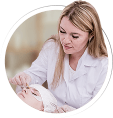 Professora do curso de extensão de cílios
